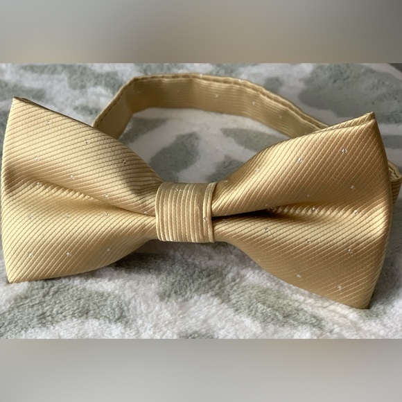 Yellow Pre-Tied Bow Tie - Picture 4 of 4